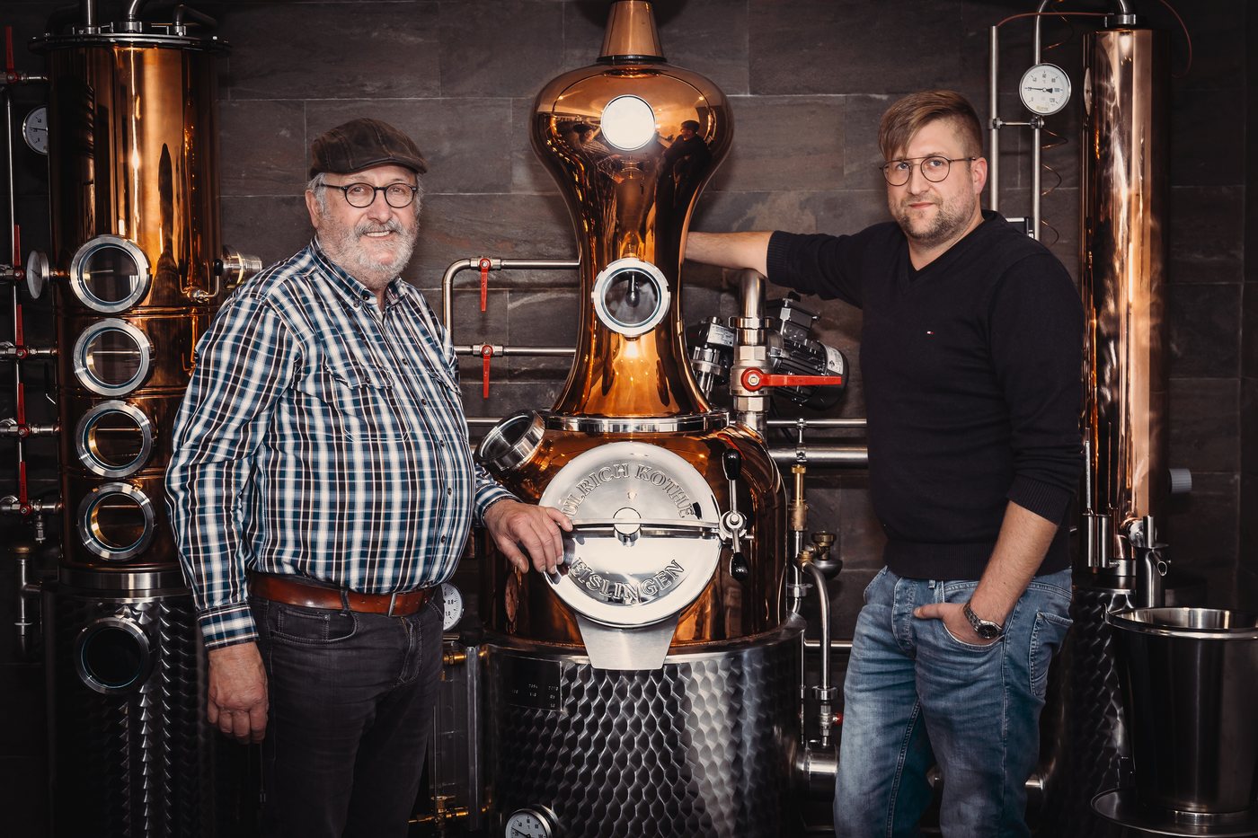 Brennmeister Bernhard Zender und sein Sohn Andreas an der kupfernen Brennanlage in Wolsfeld