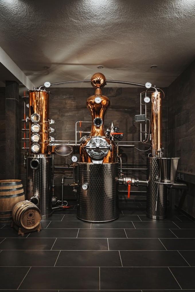 Die kupferne Gin-Brennanlage der Eifelbrennerei Bernhard Zender, hier wird ausschließlich Gin destilliert