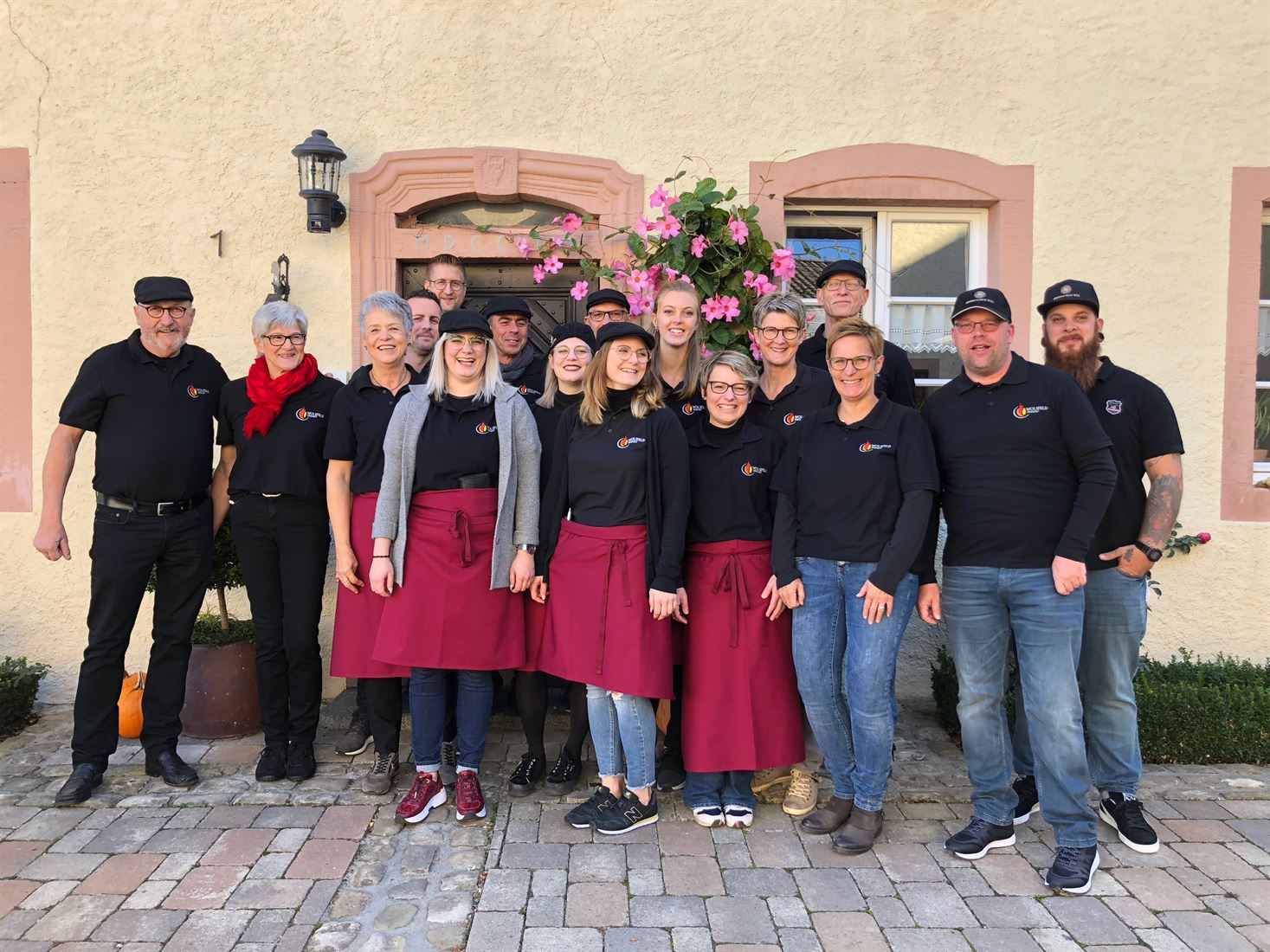 Das Team der Eifelbrennerei Bernhard Zender beim Hoffest „Wolsfeld brennt“