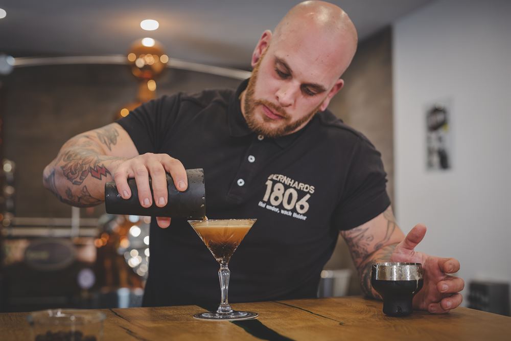 An der Bar: aus Bernhards 1806 Gin wird ein Cocktail
